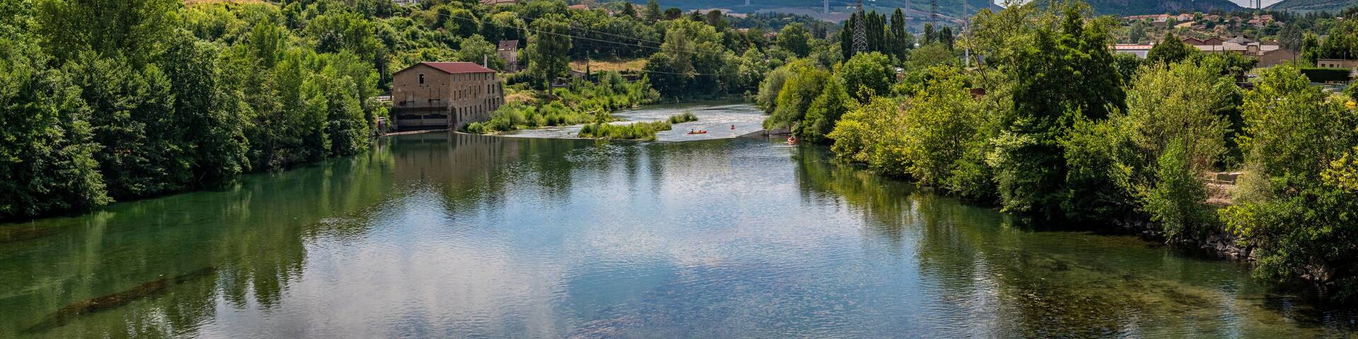 Viaduc de Millau vu depuis le Pont Vieux de Millau sur le Tarn en Aveyron, France