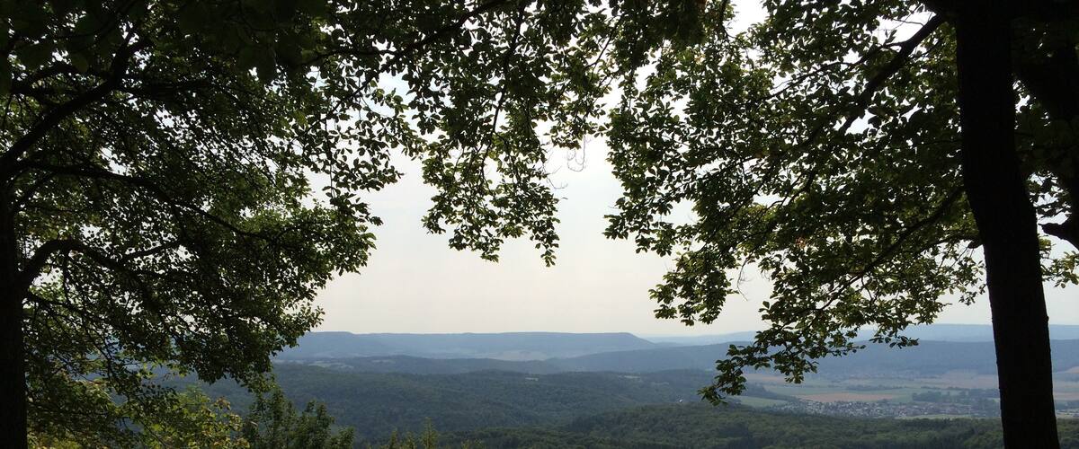 Aussichtspunkt Silberklippe (491 m) am Werra-Burgen-Steig Hessen (X5H) mit Blick auf Schwebda und Aue (rechts)