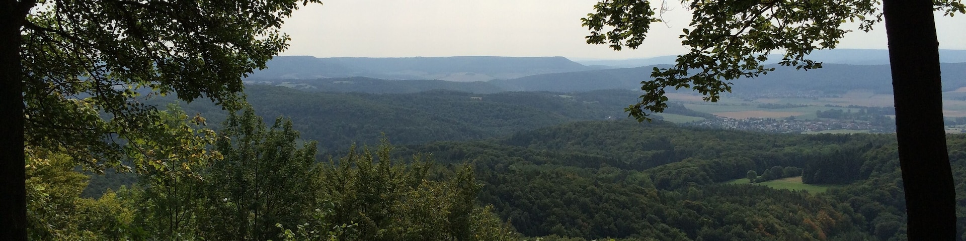 Aussichtspunkt Silberklippe (491 m) am Werra-Burgen-Steig Hessen (X5H) mit Blick auf Schwebda und Aue (rechts)