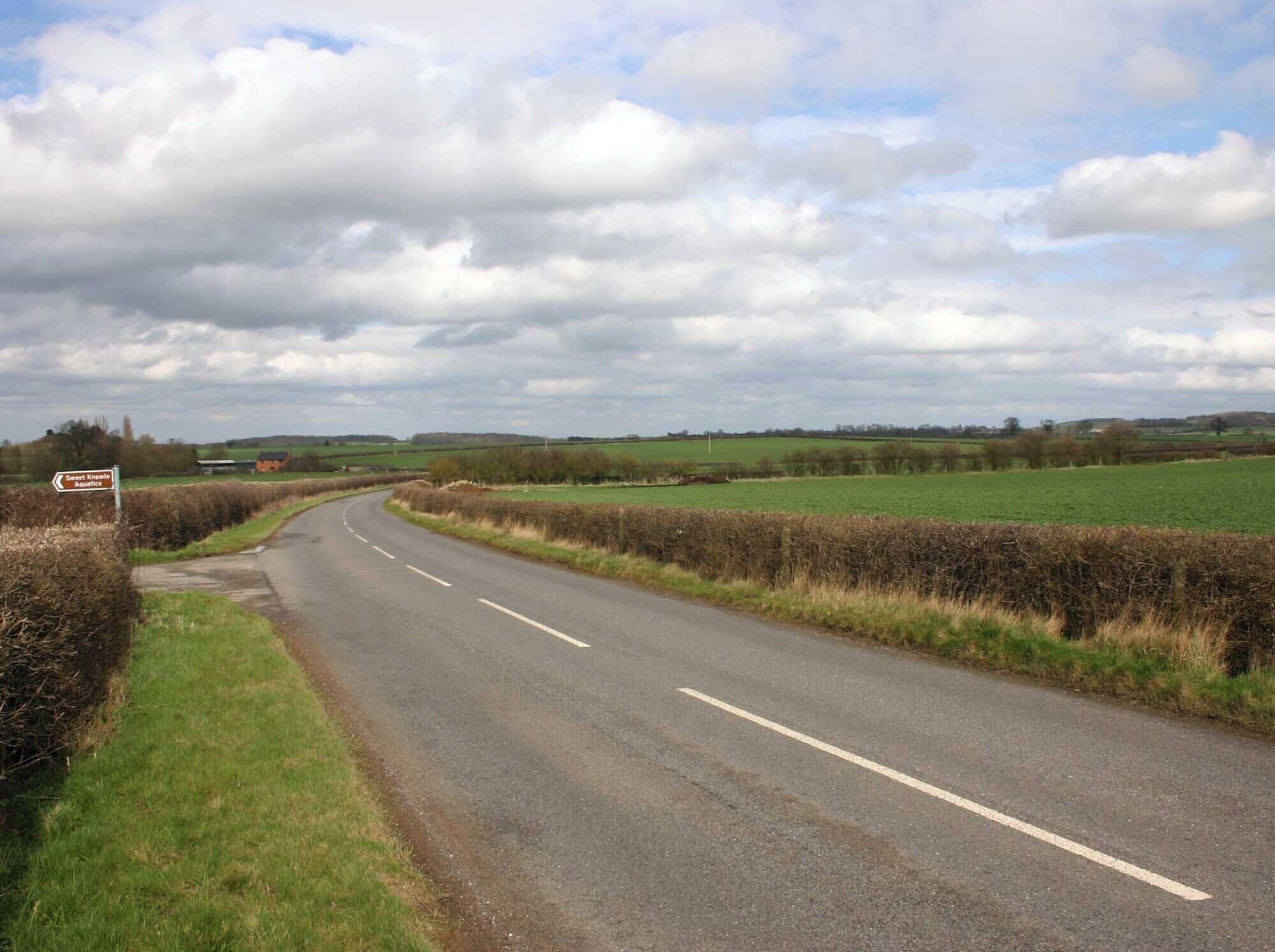 Redhill Bank and turning for Sweet Knowle Aquatics Looking NNE across the NW quadrant of the gridsquare.