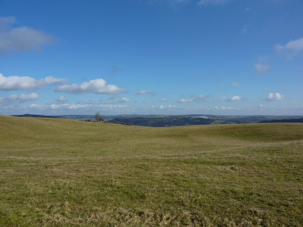 Green pastures A track goes south from Middleton to Middleton Top (on High Peak Trail). Just to the east of the track is a depression in the ground, about 100 metres across. On the 1:25,000 OS map it looks like a tongue piece in a jig-saw and that's the dip in a fairly level pasture.