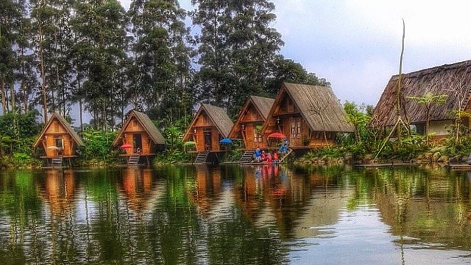 It looks like a Hotel but it's actually a restaurant in Bandung, Indonesia with a beautiful scenery. Love it there, it's one of my favorite place to eat & enjoy the view.