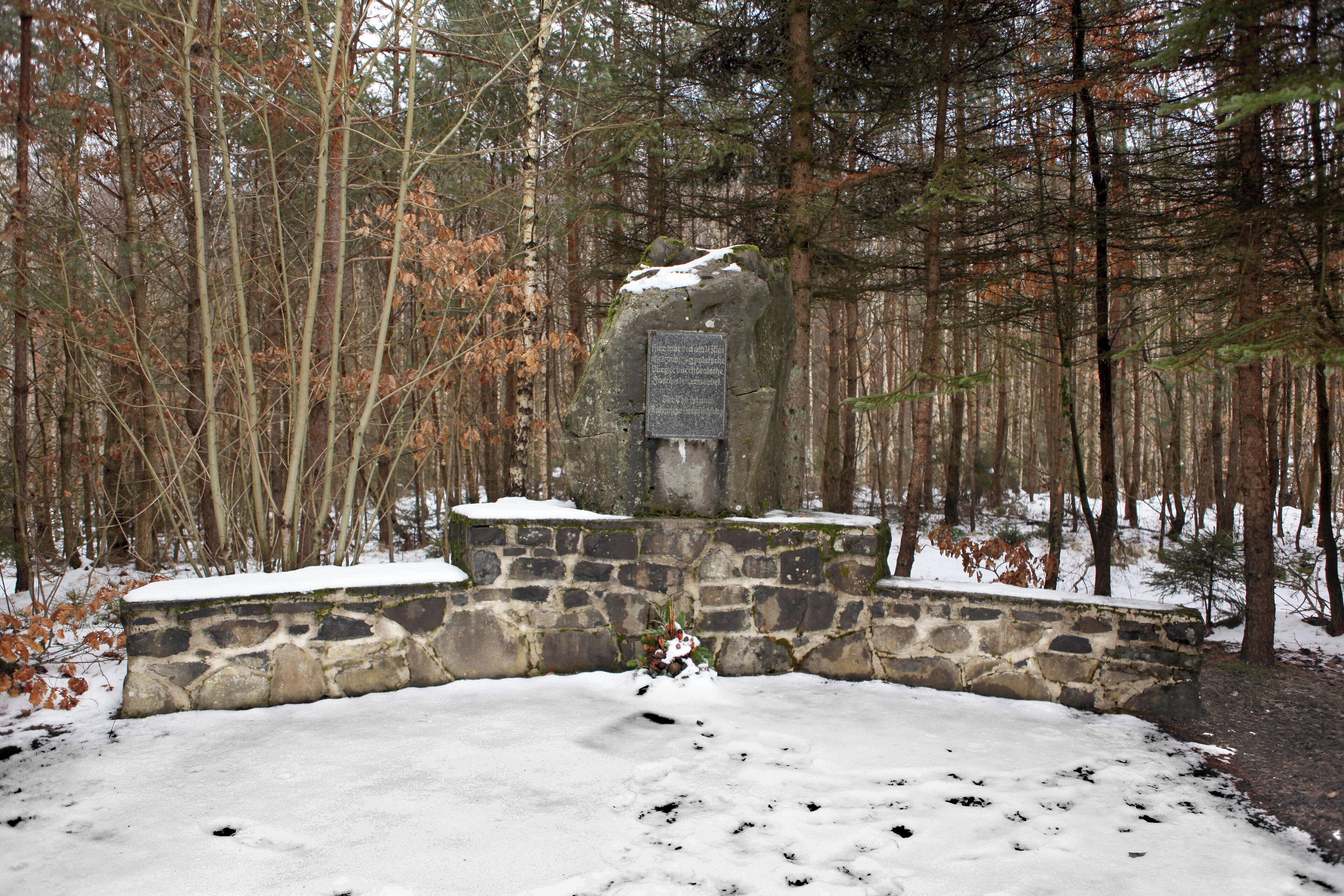 Denkmal für zwanzig am 11. Mai 1942 gehängte polnische Häftlinge im Wald an der Straße von Poppenhausen nach Einöd, Landkreis Hildburghausen