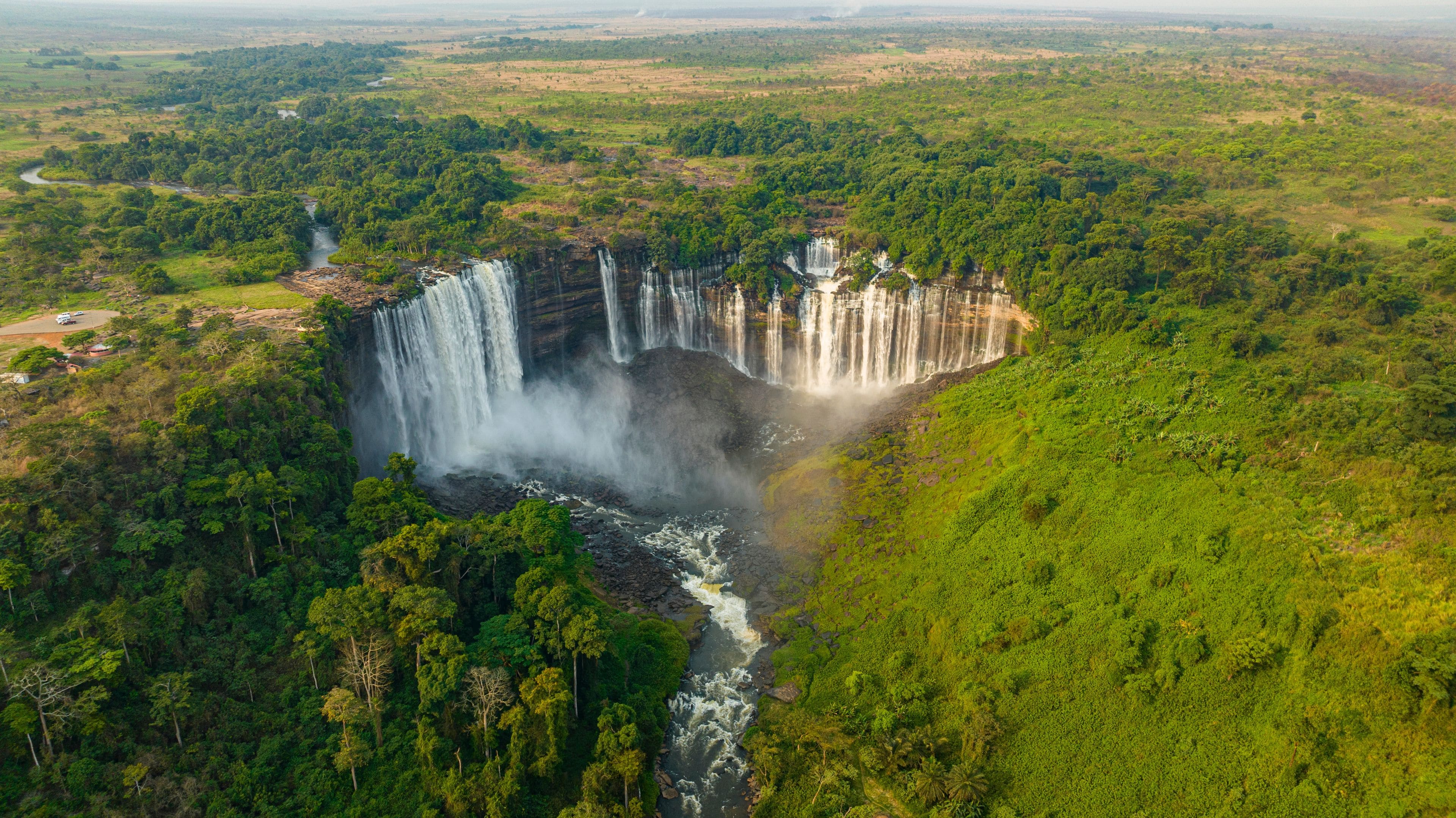Ein großer Wasserfall, umgeben von dichtem Wald.