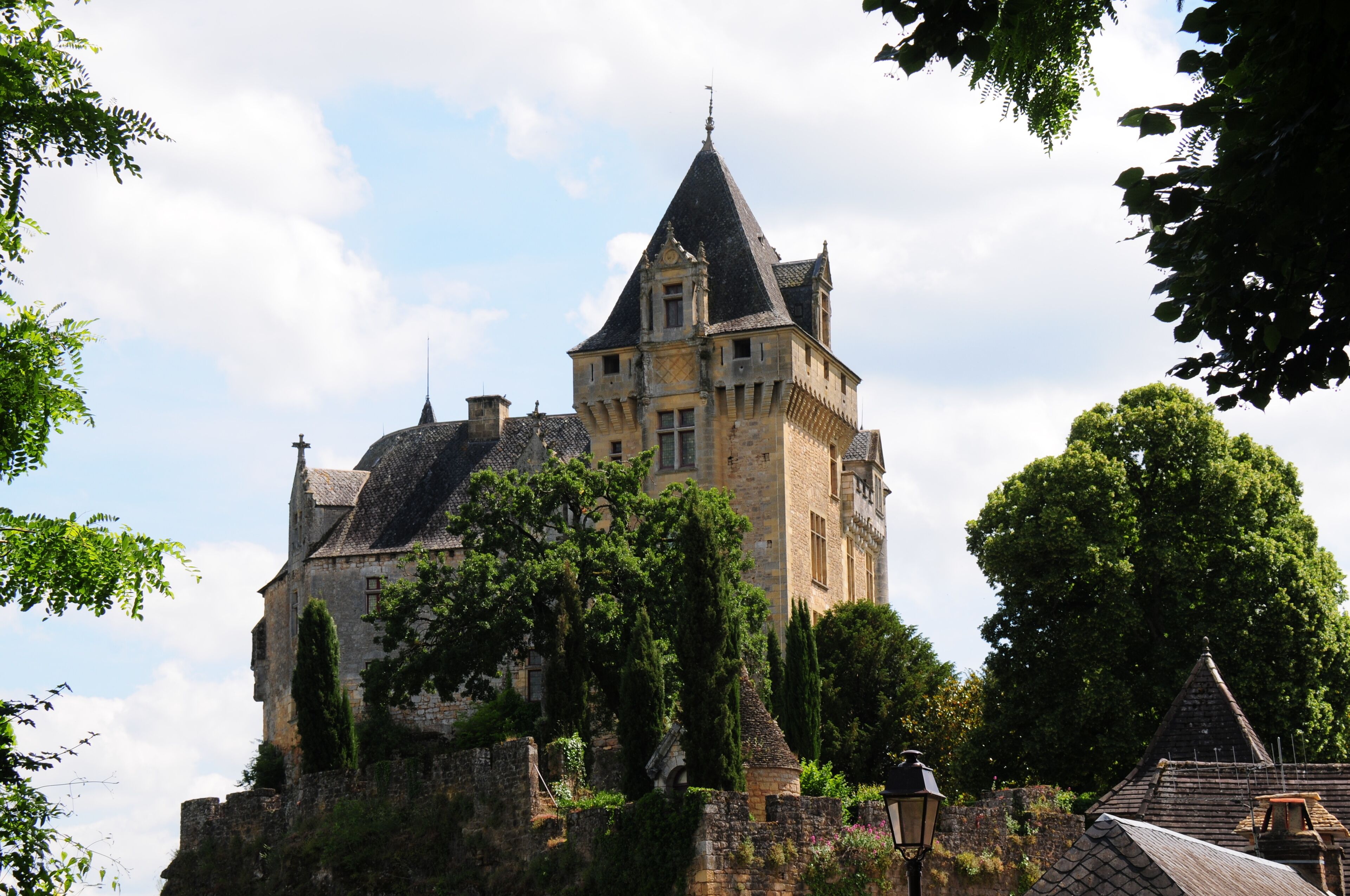 To wer of "chateau de Montfort" (the Castle of Montfort)