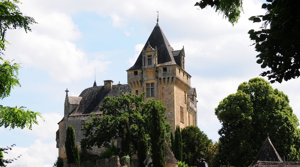 To wer of "chateau de Montfort" (the Castle of Montfort)