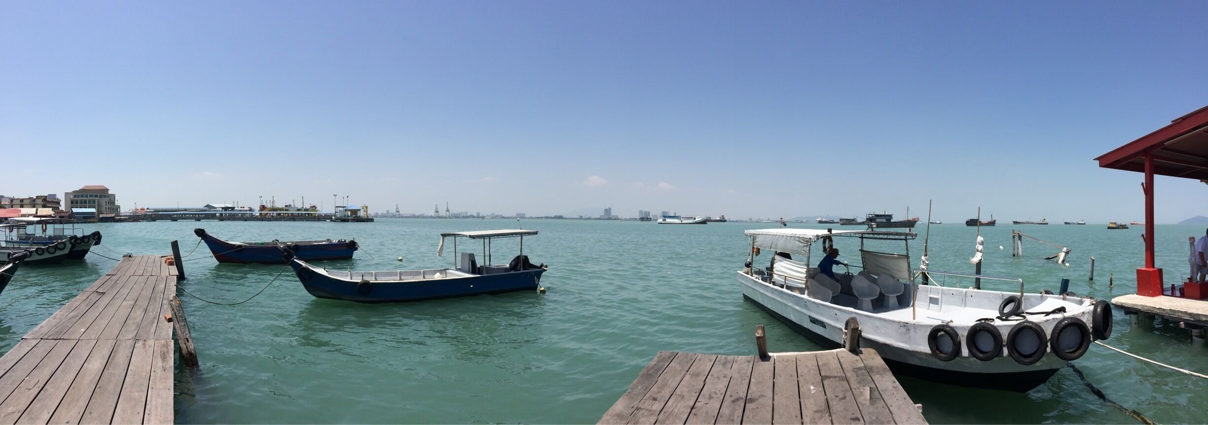 Chew Jetty is actually a village built on stilts and these were built by some pioneer Chinese immigrants. Each jetty comprises of row houses on stilts joined by wooden walkways over the water. These ‘water villages’, set up more than a century ago, house the descendants from Fukien Province in China, who shared common historical, geographical and clan origins.