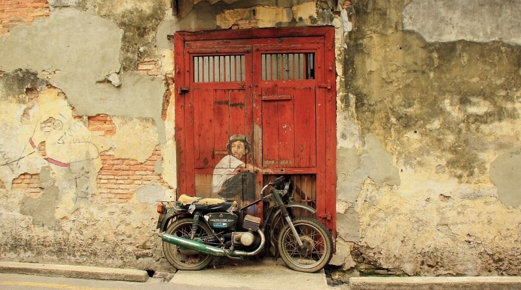 Penang is a great town filled with fun cafe's, good food, and incredible street art.
Spend the day roaming around Little Armenia and Little India to discover all the wonderful hidden gems by Penang's local artists.
Yes, that is a real motorcycle installation.
"Lithuanian artist Ernest Zacharevic is leaving his mark with beautiful wall painting of children all across historical Georgetown. The artworks are funny, fascinating, and very much open to everyone’s interpretations." --http://www.onlypenang.com