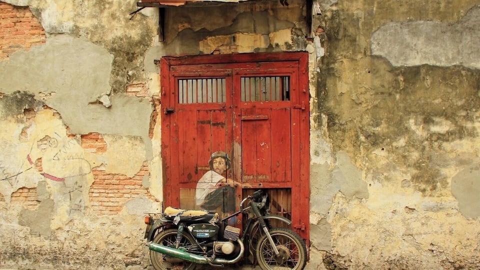 Penang is a great town filled with fun cafe's, good food, and incredible street art.
Spend the day roaming around Little Armenia and Little India to discover all the wonderful hidden gems by Penang's local artists.
Yes, that is a real motorcycle installation.
"Lithuanian artist Ernest Zacharevic is leaving his mark with beautiful wall painting of children all across historical Georgetown. The artworks are funny, fascinating, and very much open to everyone’s interpretations." --http://www.onlypenang.com