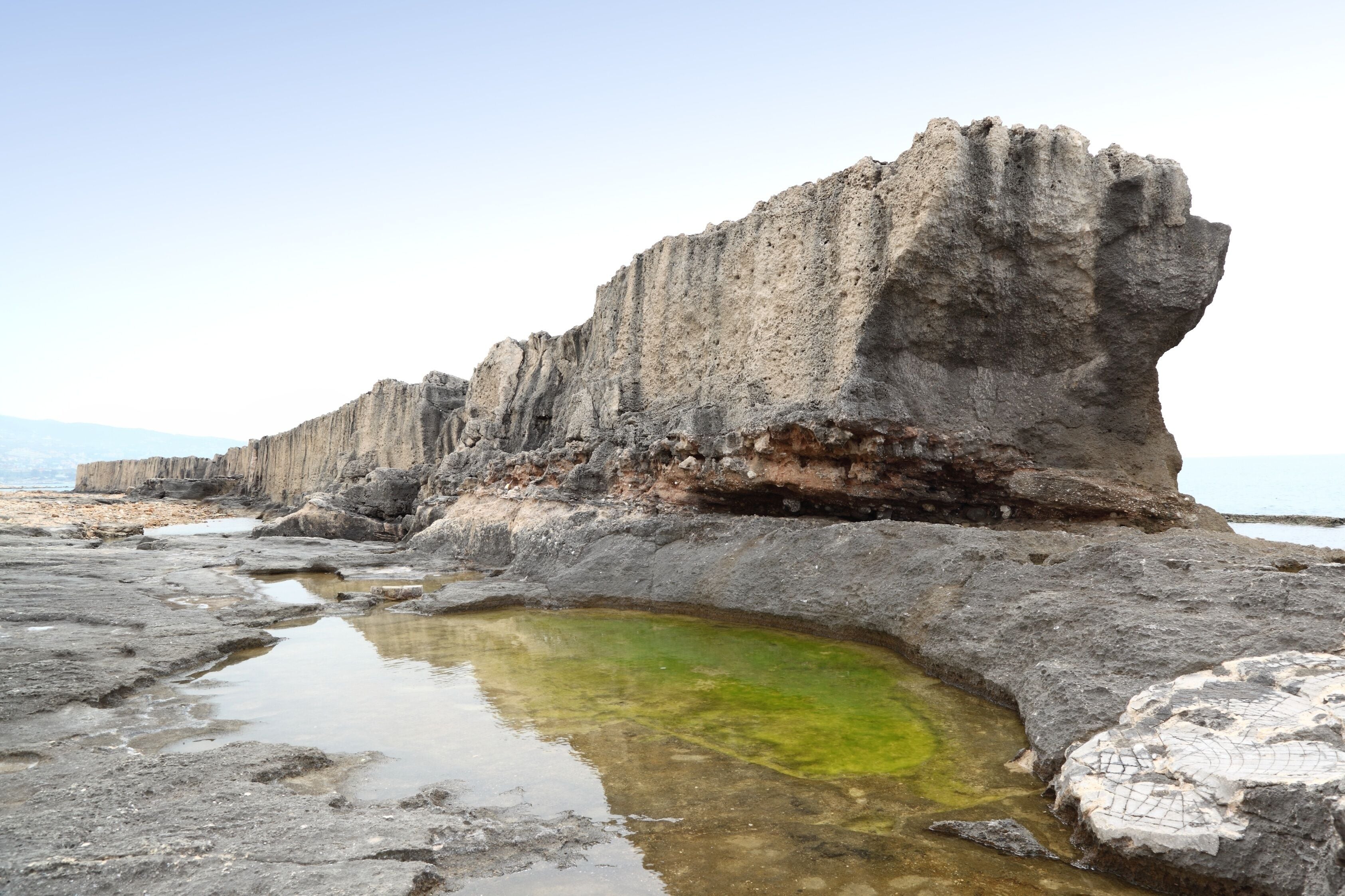 Phönizische Mauer am Meer