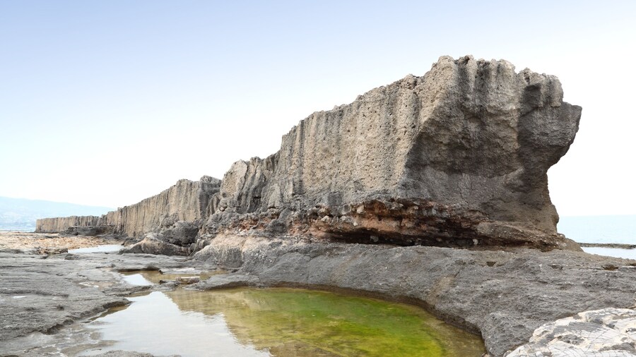 Phönizische Mauer am Meer