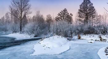 魔界 II 奶头河-东北-Jilin China
每年冬季11月份中旬就开始有雾凇了。当气温到零下20°时这里就会出现雾凇。这里的雾凇和吉林市的雾凇不一样。由于河中那些枯树在日出时分大气蒸腾,树和水若有若无,仿佛把你带到了一个远古的世界 。每到冬季清晨,在东方刚刚现出的那一丝晨曦的映衬下,两岸村落缓缓升起袅袅的炊烟、河水里那些虽死去多年却依然挣扎挺立的树干,在热气腾腾、云雾缭绕的河面上时隐时现、神秘莫测、变化多端,所以影友们称这里为“魔界”。
