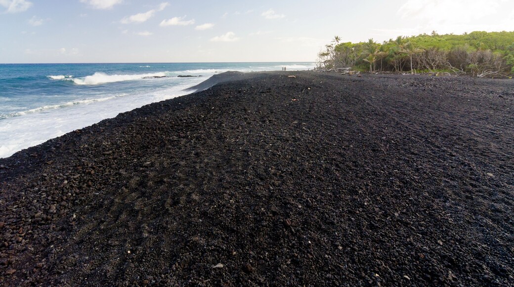 Black sands and rocks at Pohoiki beach
