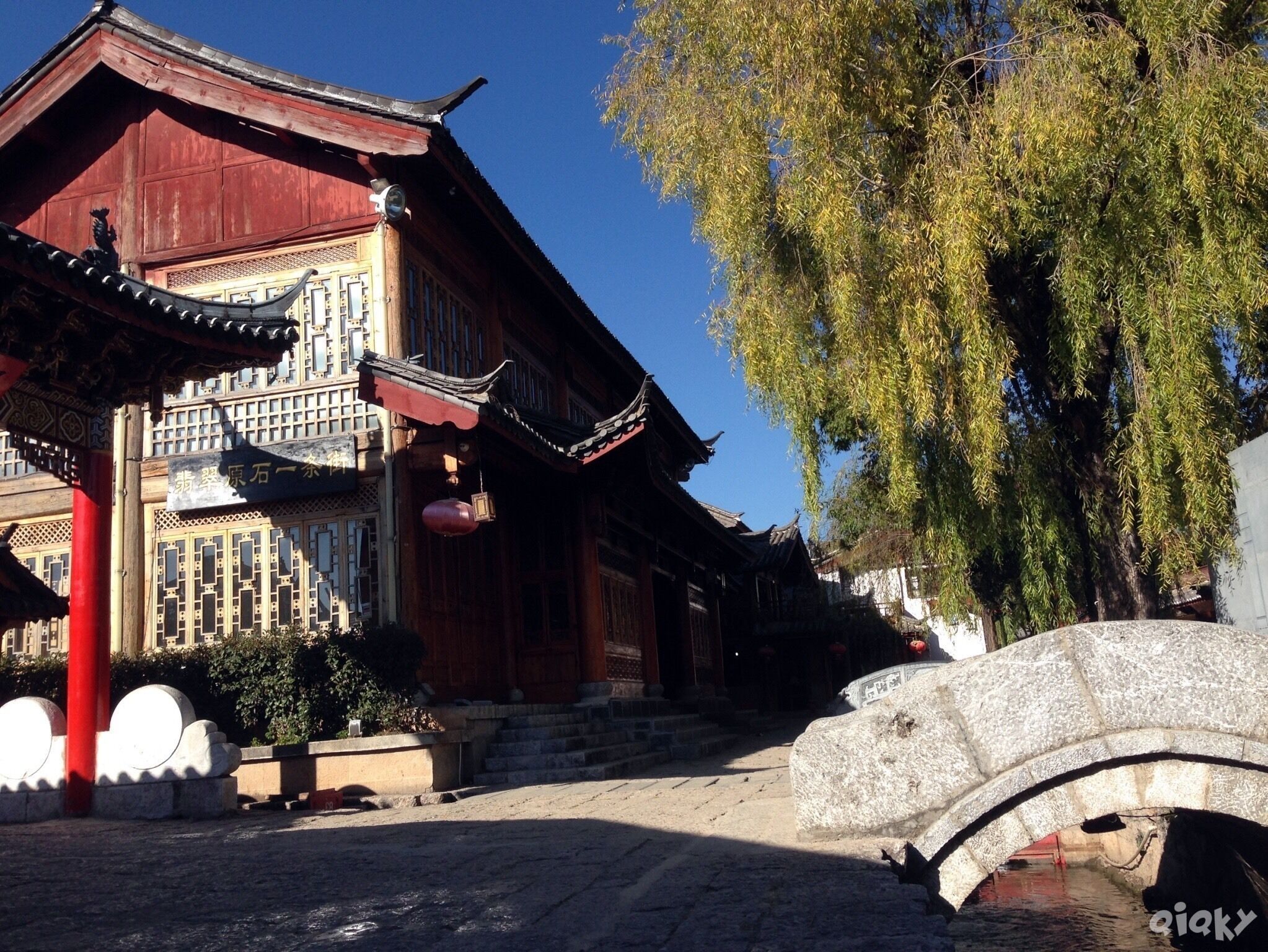 Old Town of Lijiang, The town has a history going back more than 1,000 years and was once a confluence for trade along the "Old Tea Horse Caravan Trail". The Dayan Old town is famous for its orderly system of waterways and bridges, a system fast becoming. #OldTownofLijiang #China