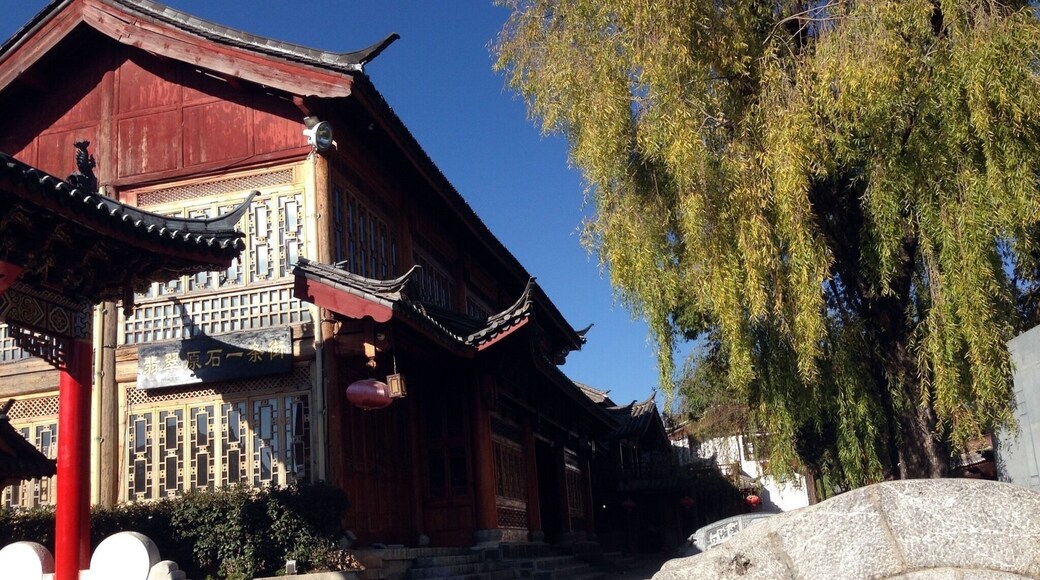 Old Town of Lijiang, The town has a history going back more than 1,000 years and was once a confluence for trade along the "Old Tea Horse Caravan Trail". The Dayan Old town is famous for its orderly system of waterways and bridges, a system fast becoming. #OldTownofLijiang #China