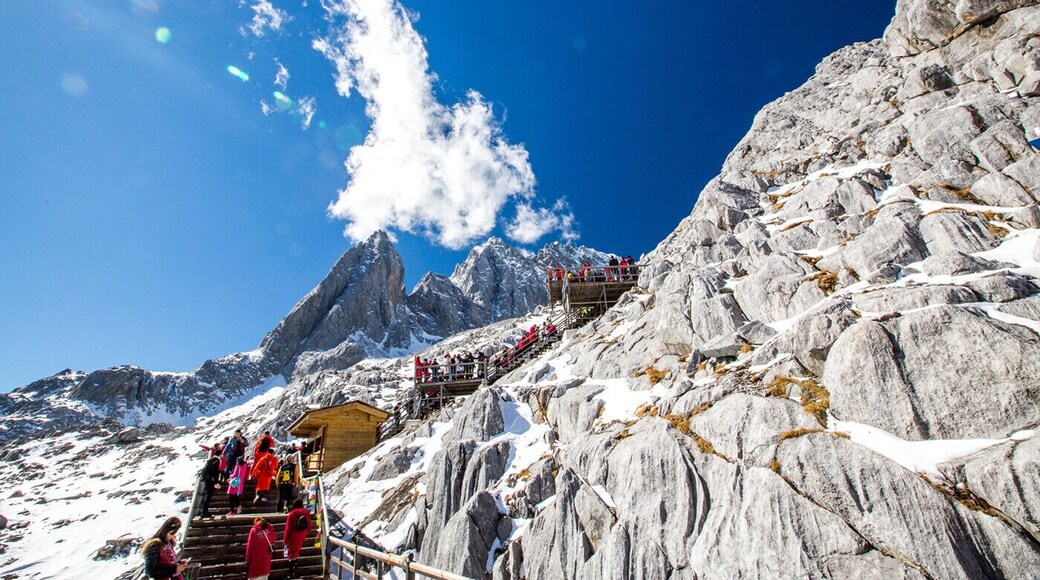 Jade Dragon Snow Mountain of #Lijiang.
https://twitter.com/Beautifulgx