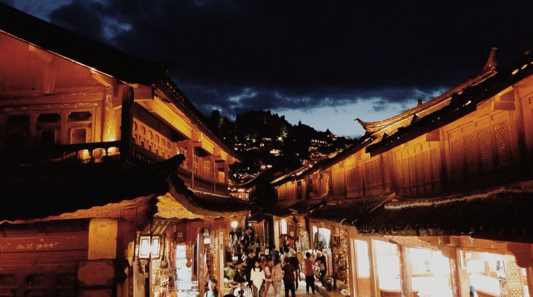 #TroveOn Lijiang is a bit touristy for my liking but it's still fun to explore and get lost in the small alleys. Especially beautiful at night. Walk up the hill to see the lights from above.
#Lijiang #China