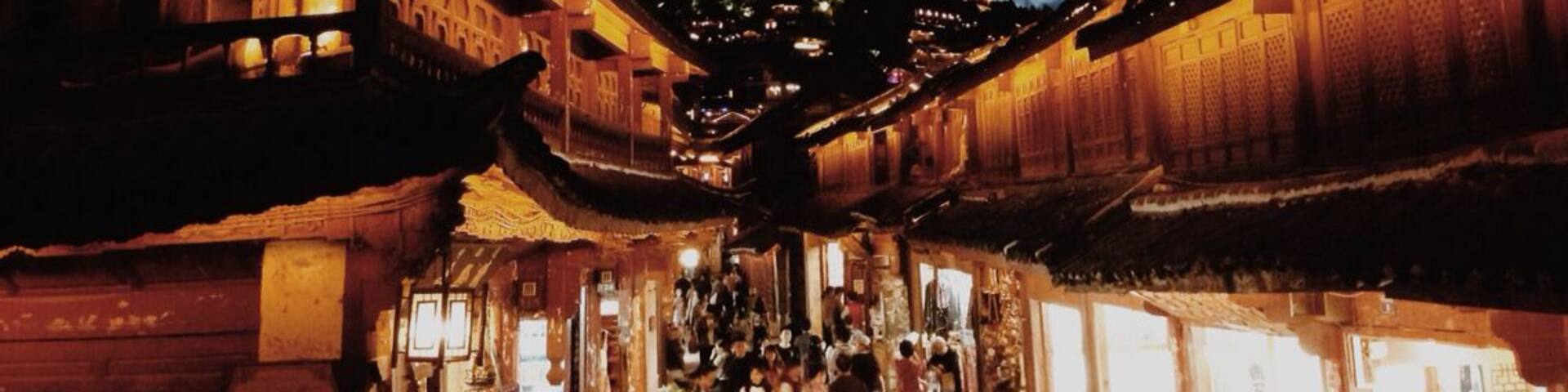 #TroveOn Lijiang is a bit touristy for my liking but it's still fun to explore and get lost in the small alleys. Especially beautiful at night. Walk up the hill to see the lights from above.
#Lijiang #China