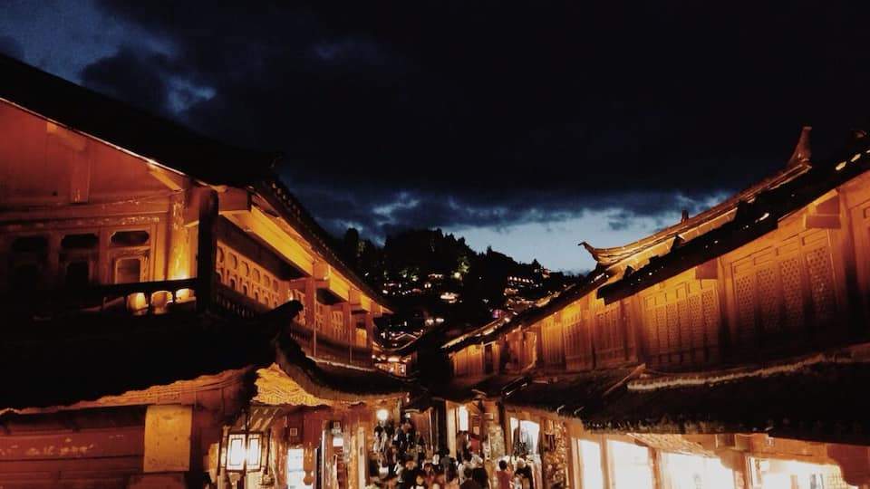 #TroveOn Lijiang is a bit touristy for my liking but it's still fun to explore and get lost in the small alleys. Especially beautiful at night. Walk up the hill to see the lights from above.
#Lijiang #China