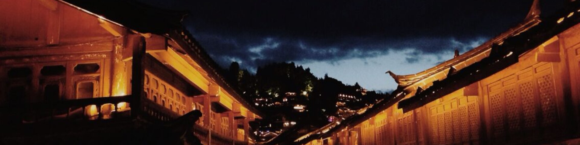 #TroveOn Lijiang is a bit touristy for my liking but it's still fun to explore and get lost in the small alleys. Especially beautiful at night. Walk up the hill to see the lights from above.
#Lijiang #China