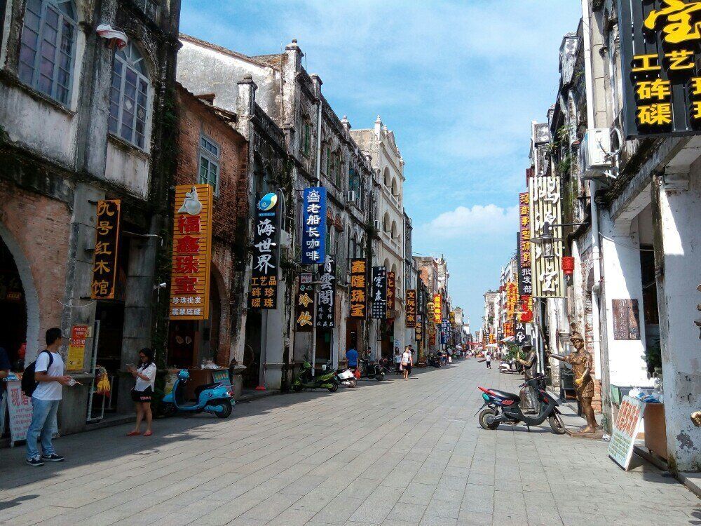A Ponte Rio Negro é uma ponte estaiada que atravessa o Rio Negro, no estado do Amazonas.
. Inaugurada em 24 de outubro de 2011, é a única ponte que atravessa o trecho brasileiro do Rio Negro, sendo considerada uma das maiores pontes dessa espécie no Brasil, com 3,6 quilômetros de extensão (3.595 metros).
The Rio Negro Bridge (Portuguese: Ponte Rio Negro) is a cable-stayed bridge over the Rio Negro with 3,595 metres (11,795 ft) of length that links the cities of Manaus and Iranduba in Brazil
