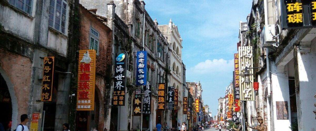 A Ponte Rio Negro é uma ponte estaiada que atravessa o Rio Negro, no estado do Amazonas.
. Inaugurada em 24 de outubro de 2011, é a única ponte que atravessa o trecho brasileiro do Rio Negro, sendo considerada uma das maiores pontes dessa espécie no Brasil, com 3,6 quilômetros de extensão (3.595 metros).
The Rio Negro Bridge (Portuguese: Ponte Rio Negro) is a cable-stayed bridge over the Rio Negro with 3,595 metres (11,795 ft) of length that links the cities of Manaus and Iranduba in Brazil