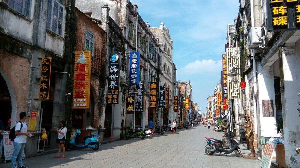 A Ponte Rio Negro é uma ponte estaiada que atravessa o Rio Negro, no estado do Amazonas.
. Inaugurada em 24 de outubro de 2011, é a única ponte que atravessa o trecho brasileiro do Rio Negro, sendo considerada uma das maiores pontes dessa espécie no Brasil, com 3,6 quilômetros de extensão (3.595 metros).
The Rio Negro Bridge (Portuguese: Ponte Rio Negro) is a cable-stayed bridge over the Rio Negro with 3,595 metres (11,795 ft) of length that links the cities of Manaus and Iranduba in Brazil