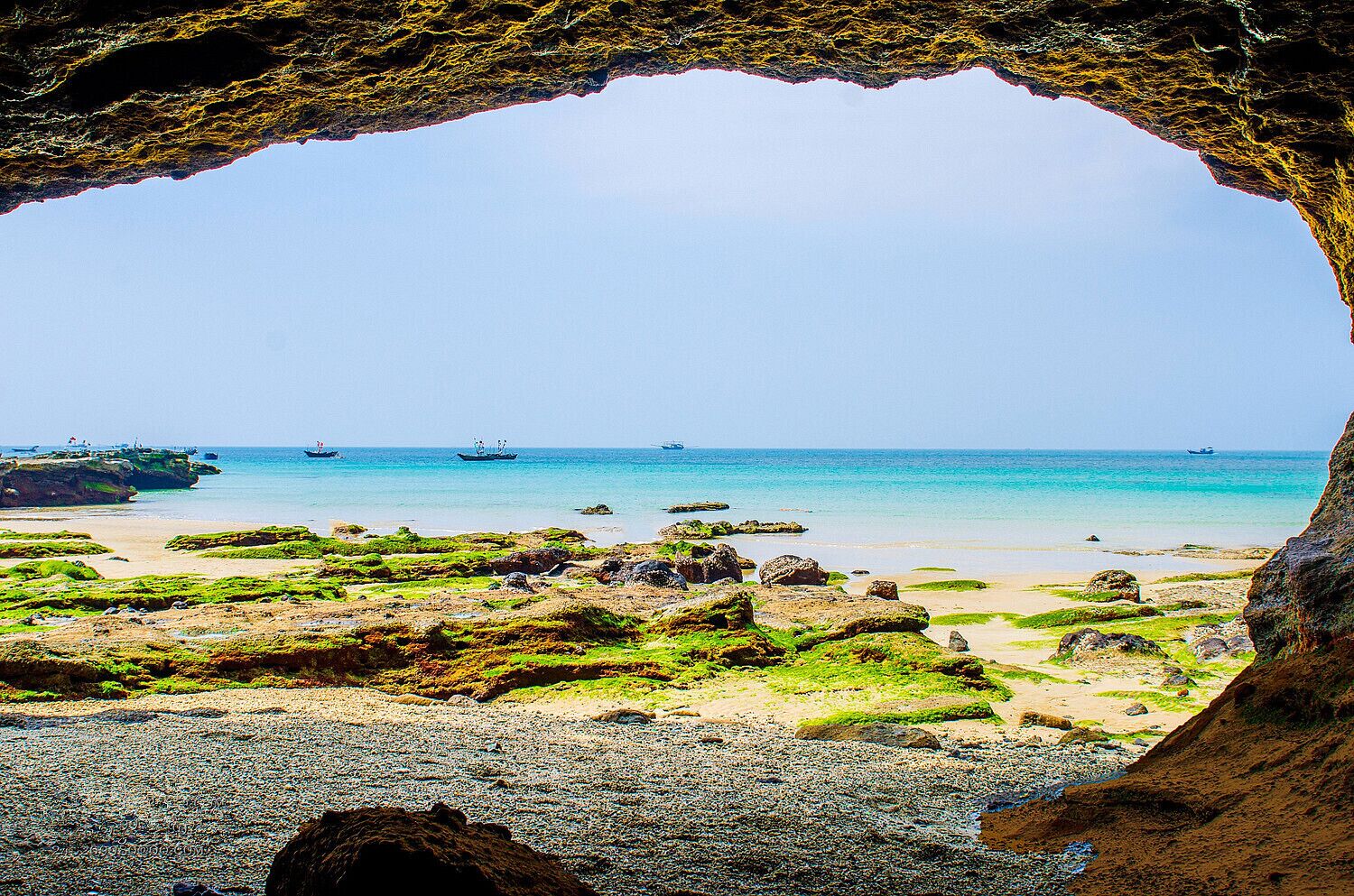 #Weizhou  Island of Guangxi,  an island with turquoise sea water and beautiful sandy beaches, is the largest volcanic island in China.  
#北海涠洲岛 . 

https://twitter.com/Beautifulgx
