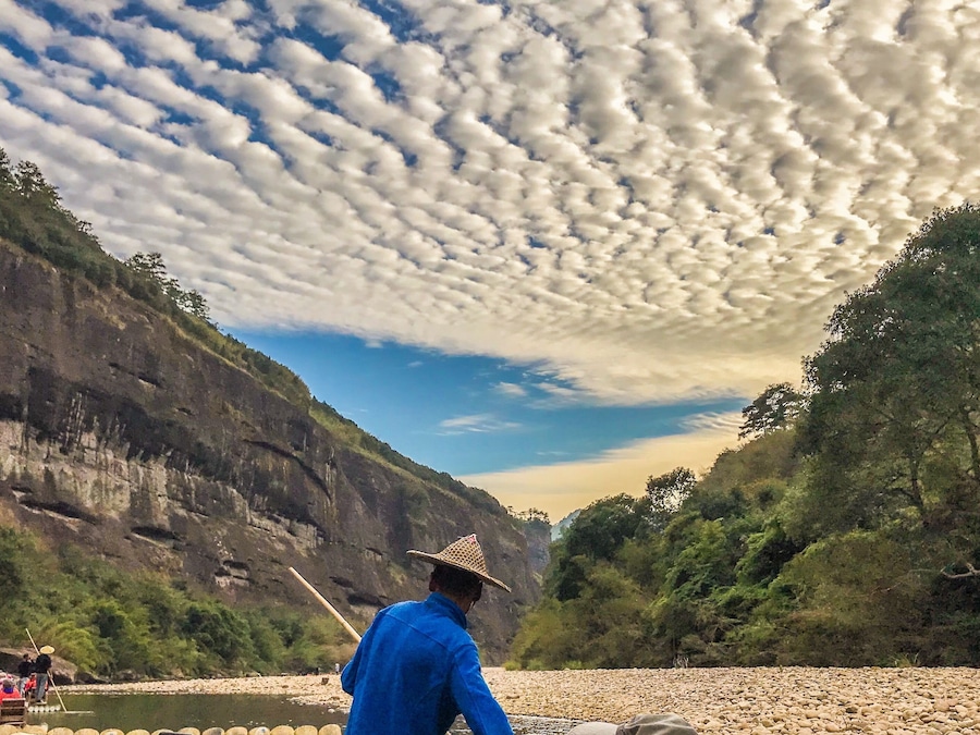 At the Wuyishan scenic area, I took a bamboo boat ride around the winding river and picked the right moment to capture this beautiful cloud.