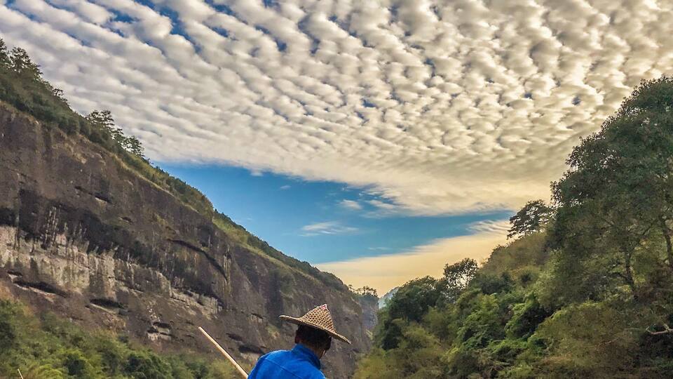 At the Wuyishan scenic area, I took a bamboo boat ride around the winding river and picked the right moment to capture this beautiful cloud.
