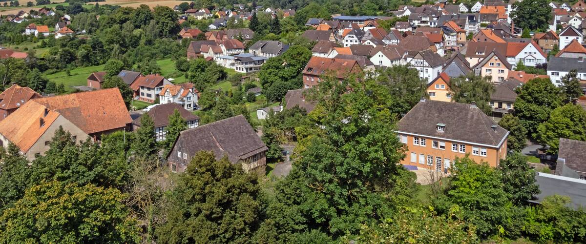 Luftaufnahme des Ortes Polle im niedersächsischen Landkreis Holzminden, Deutschland