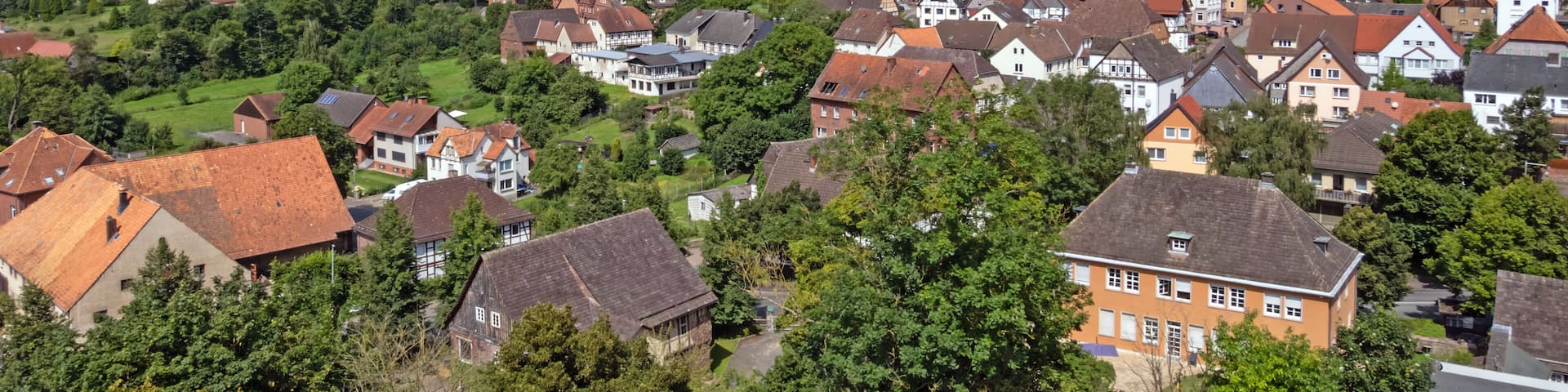 Luftaufnahme des Ortes Polle im niedersächsischen Landkreis Holzminden, Deutschland