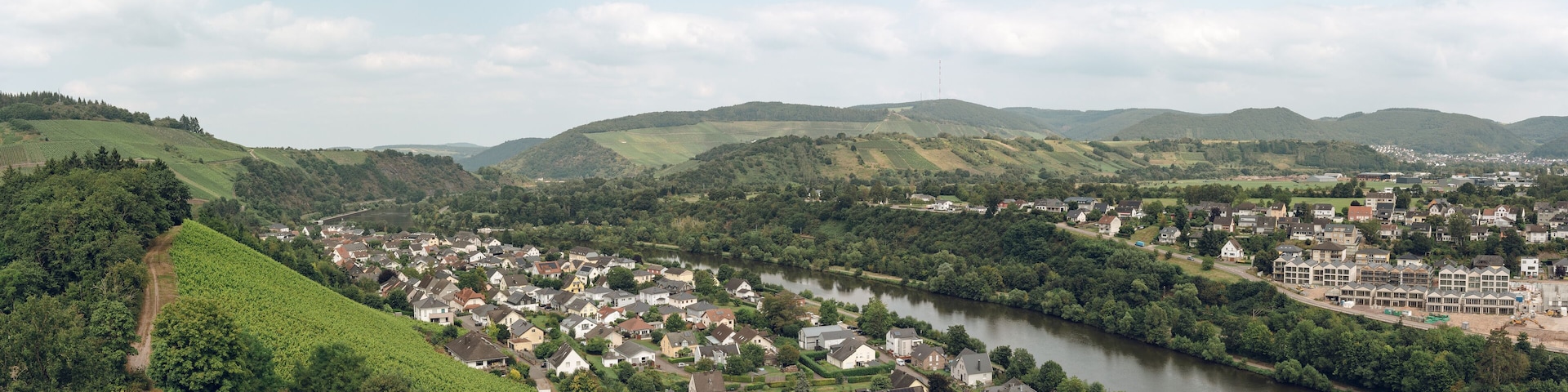 Panoramaaufnahme der Stadt Saarburg im Landkreis Trier-Saarburg in Rheinland-Pfalz, Deutschland