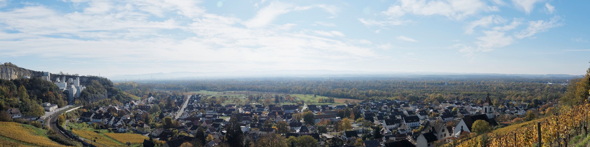 Panoramablick auf Istein Gemeinde und die Rheinebene. Efringen-Kirchen im baden-wĂŒrttembergischen. Landkreis Lörrach