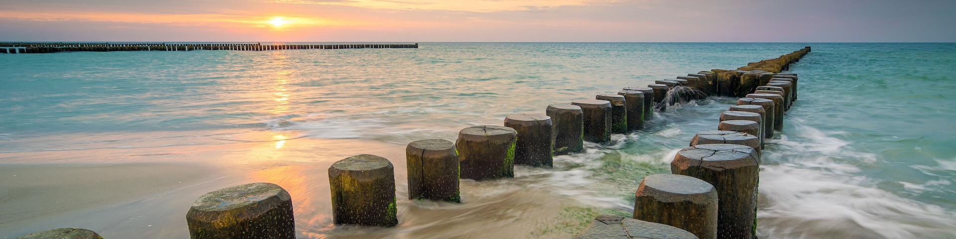 Buhne an der Ostsee im Sonnenuntergang - Panorama