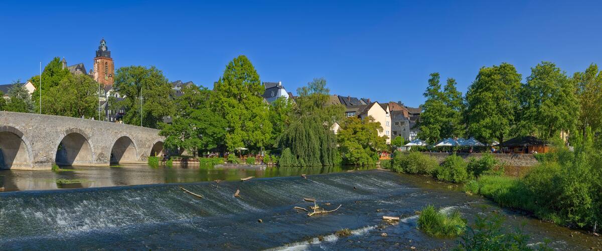 Die Lahn fließt durch die Altstadt von Wetzlar