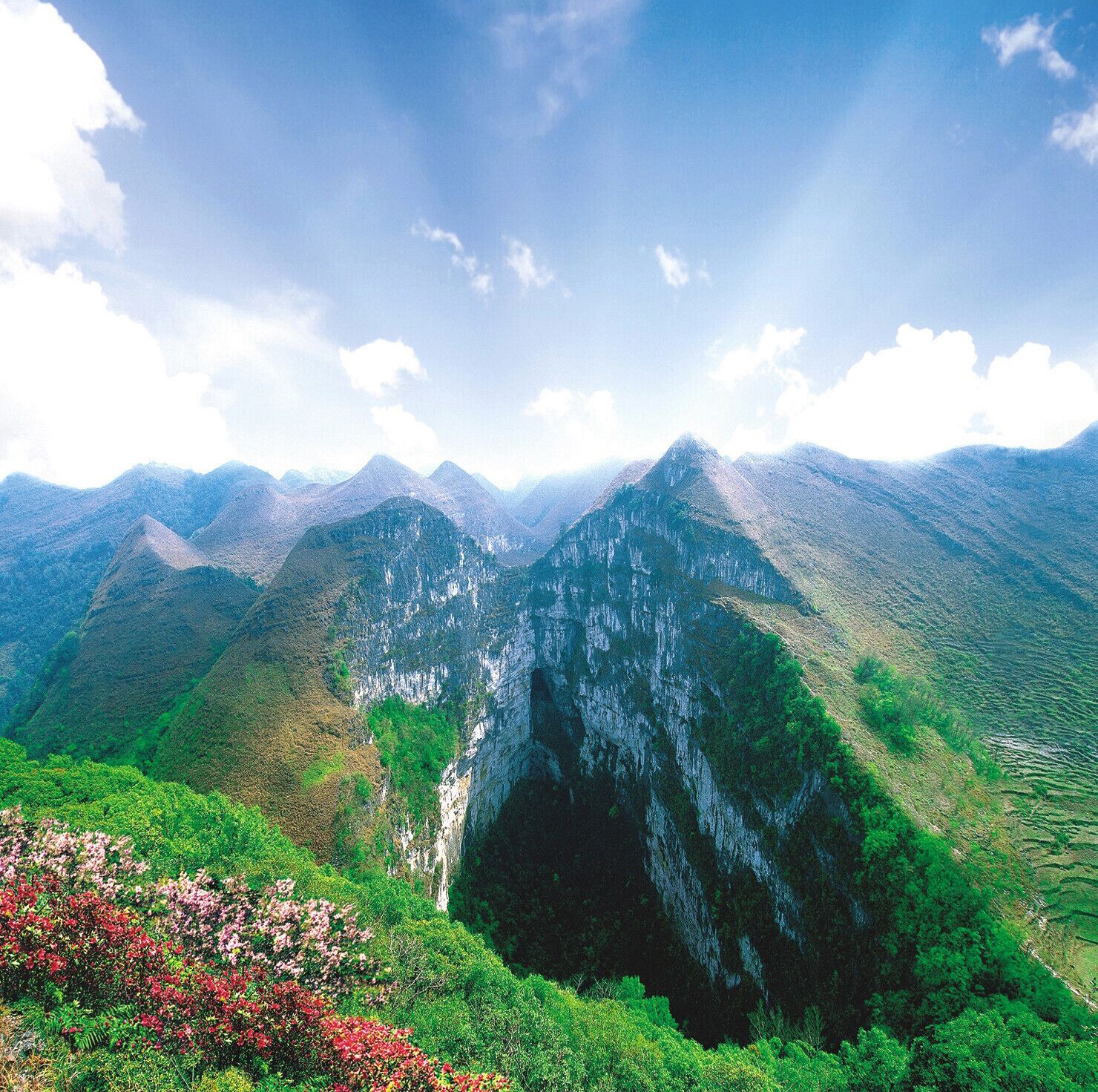 The Leye #Dashiwei Tiankengs,the miracle of world sinkholes.乐业大石围——世界天坑的奇迹.

https://twitter.com/Beautifulgx