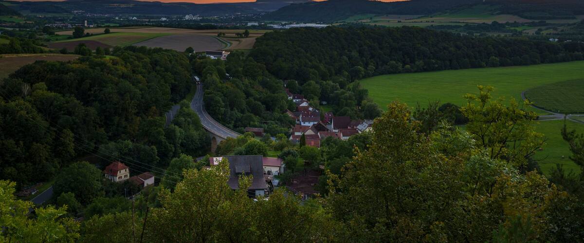 Blick von der Ruine Trimburg in Trimberg über das Fränkischen Saaletal zum Sonnenuntergang, Gemeinde Elfershausen, Landkreis Bad Kissingen, Unterfranken, Franken, Bayern, Deutschland