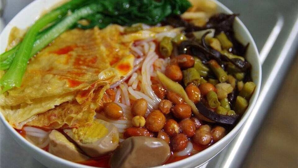 A Bite of China——Liuzhou Luosi rice noodles and its magical sour bamboo shoots.
https://twitter.com/Beautifulgx