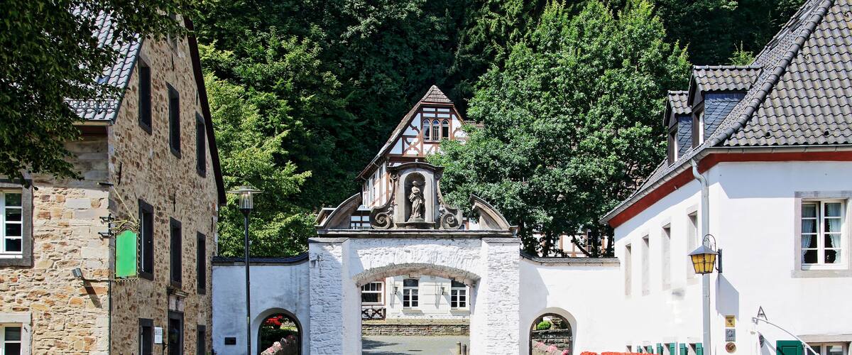 Alter Durchgang zum Klosterbezirk am Altenberger Dom