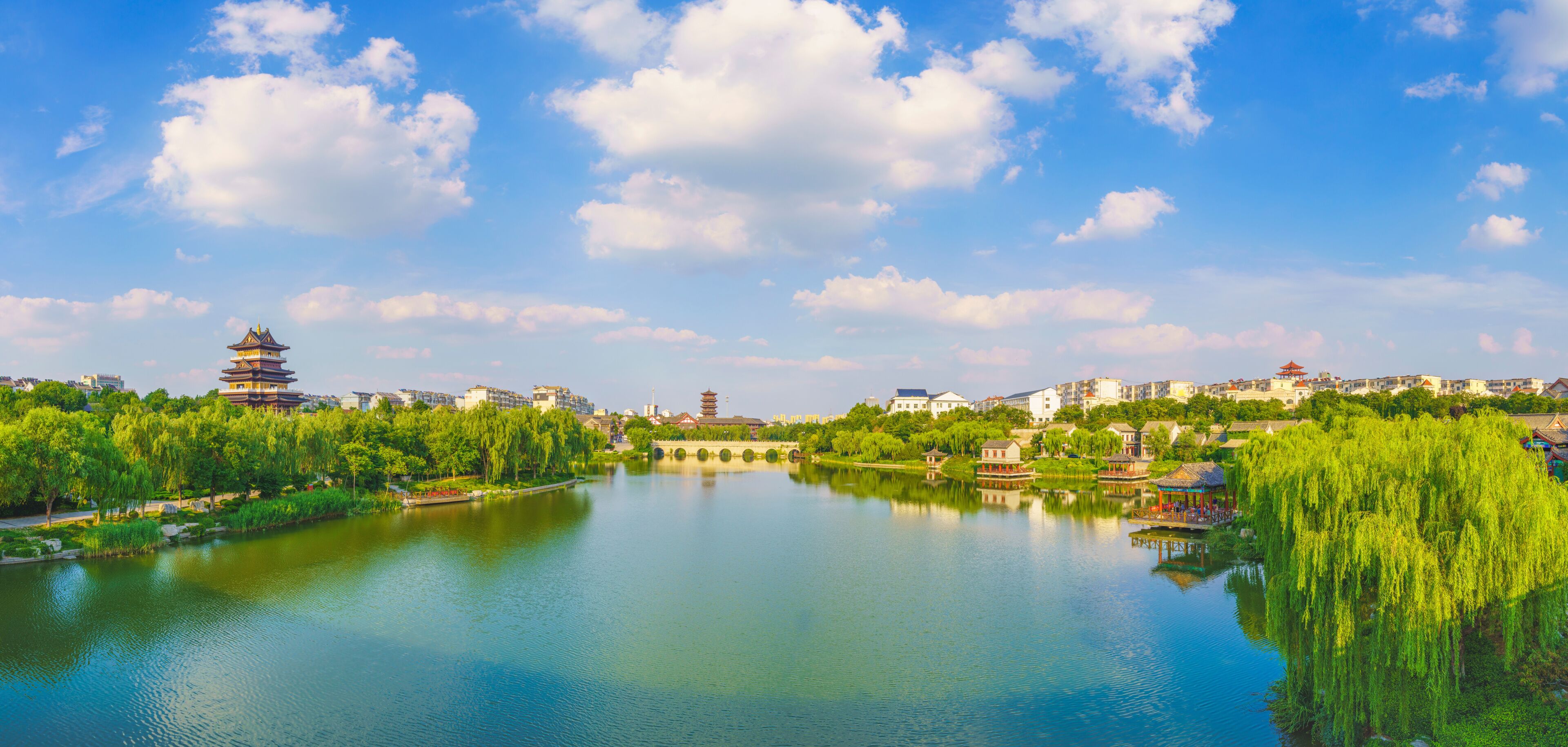 China Qingzhou city scenery, clear water and blue sky