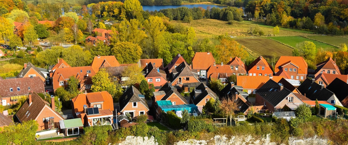 Blick auf Bad Segeberg mit Kalkfelsen im Vordergrund