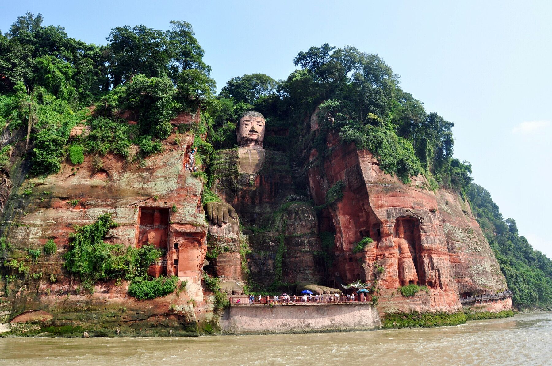 The Leshan Giant Buddha is a 71-metre (233 ft) tall stone statue, built during the Tang Dynasty.It is a statue of Depicting Maitreya in sitting posture and the biggest carved stone Buddha in the world.
乐山大佛
https://twitter.com/Beautifulgx 
