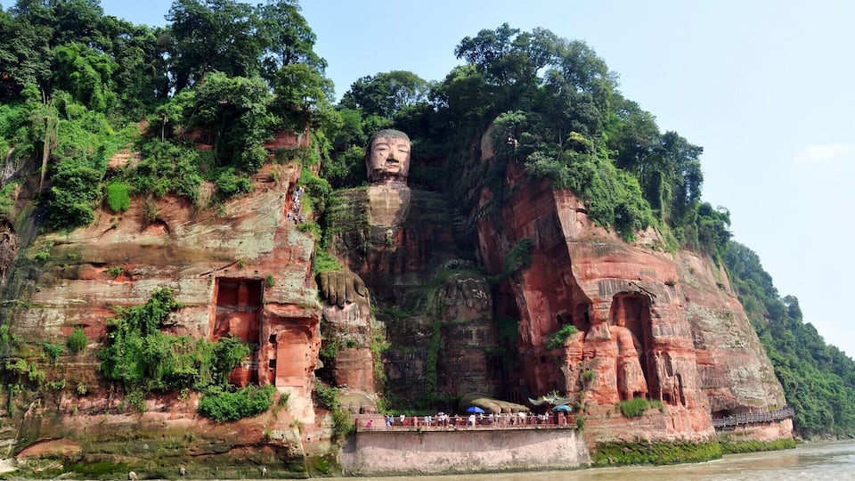 The Leshan Giant Buddha is a 71-metre (233 ft) tall stone statue, built during the Tang Dynasty.It is a statue of Depicting Maitreya in sitting posture and the biggest carved stone Buddha in the world.
乐山大佛
https://twitter.com/Beautifulgx