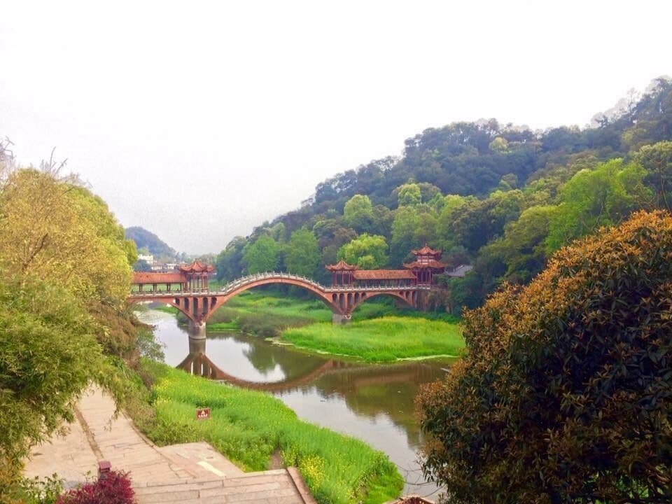 The elegant Haoshang bridge links the Giant Buddha of Leshan to temples on a nearby island. 30min walk from the Giant Buddha through an scenic area where every corner surprises you with stunning landscapes.