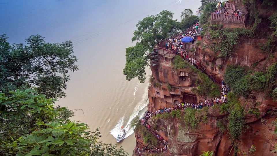 The Leshan Giant Buddha is a 71-metre (233 ft) tall stone statue, built during the Tang Dynasty.It isa statue of Depicting Maitreya in sitting posture.As the biggest carved stone Buddha in the world.
乐山大佛
https://twitter.com/Beautifulgx