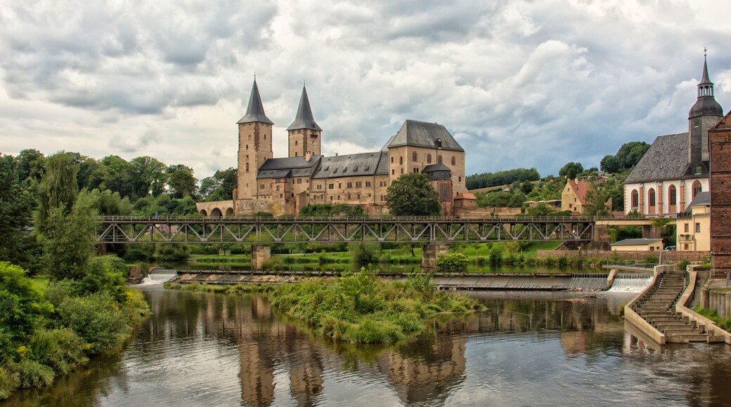 Schloss Rochlitz im Landkreis Mittelsachsen mit leichter Spiegelung auf Zwickauer Mulde, Deutschland, Europa