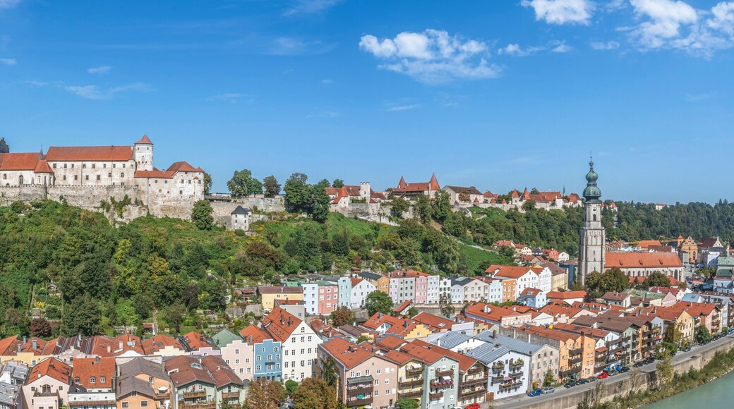 Ausblick auf die Altstadt von Burghausen mit den Bürgerhäusern im Inn-Salzach-Stil