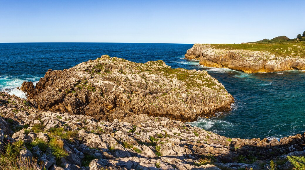 Paisaje de los acantilados y rocas de la costa oriental de Astúrias
