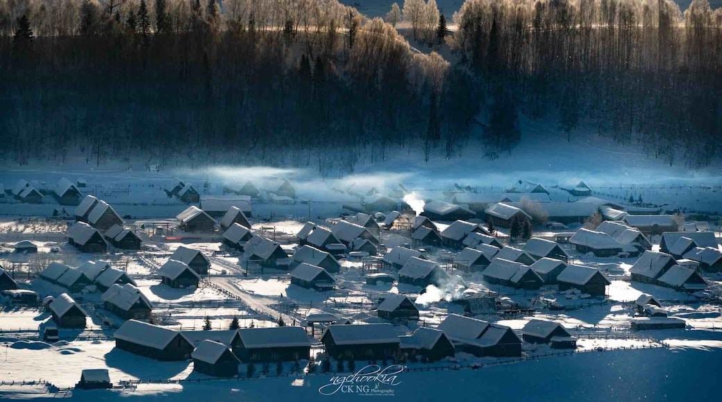 Paradise Of Photographer II Hemu Village 禾木村
有地皆美景,無處不風光
Hemu village is a paradise for photographers. Enjoy the sunrise at hemu. Wake up early in the morning around 8am and wait until 9.30am, you can see the change of the whole hemu village. the snow vaporize to fog by the heat of sunshine, covering the whole Hemu village. this is extremely amazing sceen that you only see at Hemu...